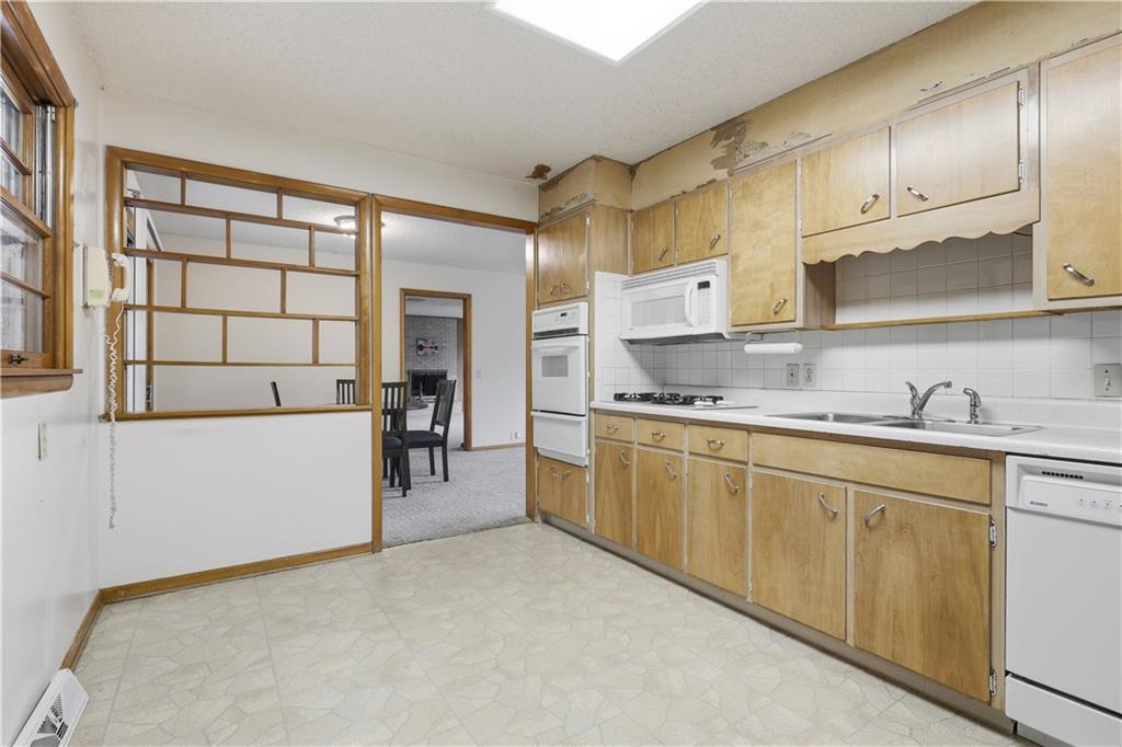 610 NW North Shore Drive, Lake Waukomis, MO 64151 | MLS#2575290